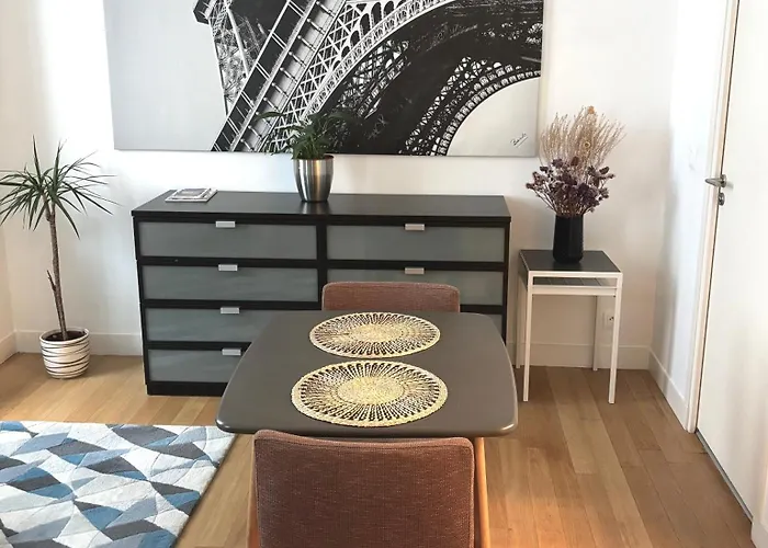 Marais Modern & Spacious Studio