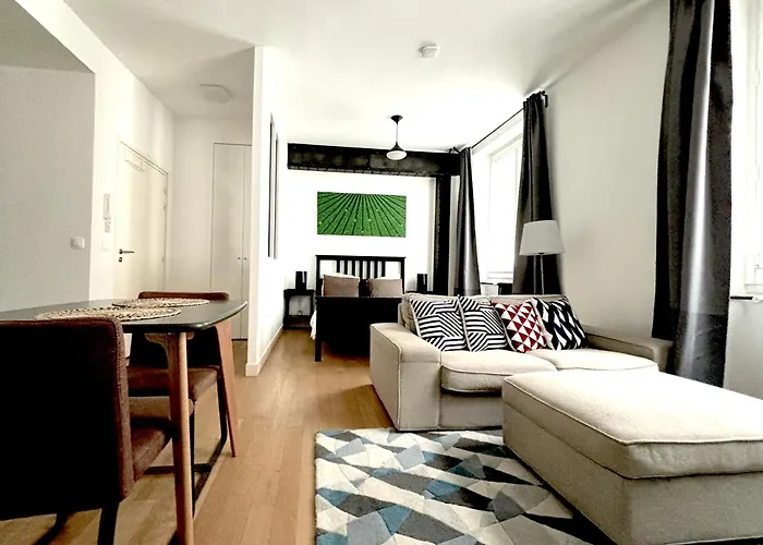 Marais Modern & Spacious Studio