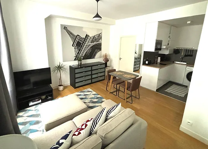 Marais Modern & Spacious Studio